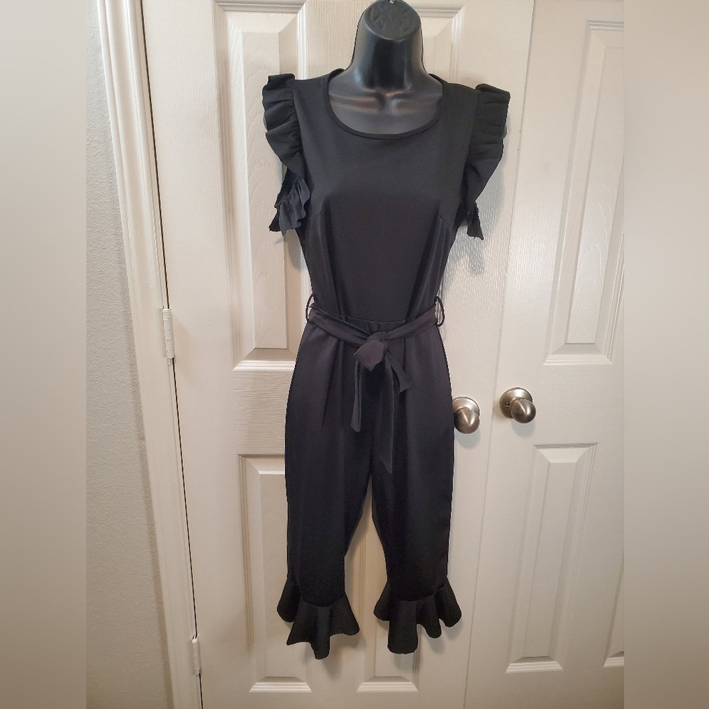 NWOT-Sexy Sleeveless Short Jumpsuit Romper w/ Ruffle Cap Sleeves
